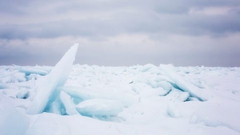 바다를 떠 다니는 빙산,